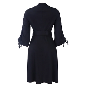 Vue arrière d'une robe bleu foncé longueur genou avec manches plissées et cordons