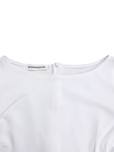 Détail de l'encolure d'une robe blanche avec fermeture éclair invisible et étiquette