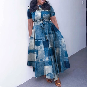 Détail de la robe à imprimé patchwork denim bleu avec ceinture et manches courtes