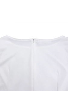 Détail du dos d'une robe blanche avec fermeture éclair invisible et coutures soignées