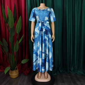 Détail de la robe à imprimé patchwork bleu et blanc avec ceinture et texture denim