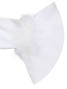 Gros plan détaillé de la manche cloche blanche élégante ornée de bordures en plumes