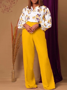 Ensemble deux pièces avec chemise florale à manches longues et pantalon large jaune