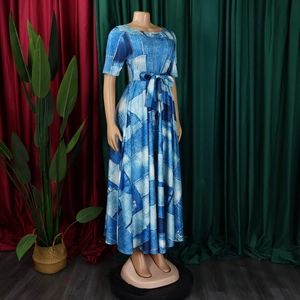 Détail d'une robe longue à imprimé géométrique bleu avec taille ceinturée sur mannequin