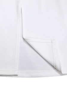 Détail de la fente de la robe blanche montrant les coutures et la texture du tissu