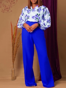 Ensemble chic pour femme avec chemisier à fleurs violettes et pantalon large bleu roi