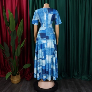 Vue détaillée du dos d'une robe longue bleue à manches courtes avec taille à lacets