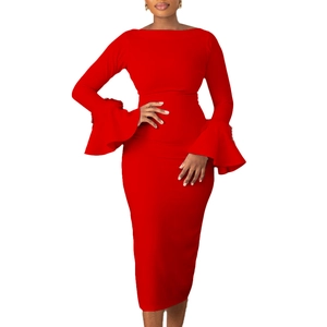Détail des poignets évasés élégants sur une robe midi moulante rouge pour femme