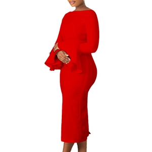 Détail de la robe midi rouge moulante avec des manches cloches à volants dramatiques