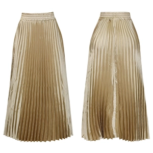 Détail de la jupe plissée longue or champagne avec taille élastique sur fond blanc