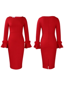 Détail d'une robe midi rouge moulante avec poignets en plumes et fente élégante au dos