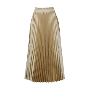 Détail de la jupe longue plissée or champagne avec lustre satiné et taille élastique