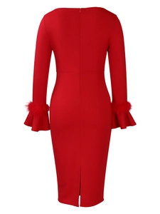 Vue arrière détaillée d'une robe rouge avec poignets en plumes et fermeture éclair cachée