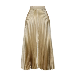 Détail d'une jupe midi plissée en satin doré champagne avec taille haute et texture soie