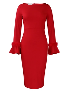 Détail de robe rouge ajustée avec manches cloche et bordure en plumes assortie aux poignets