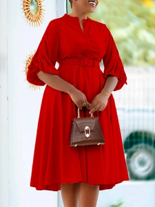 Robe rouge élégante en coupe A avec manches lanternes et ceinture à la taille