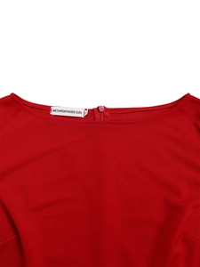 Détail de l'encolure ronde avec fermeture éclair invisible sur la robe rouge