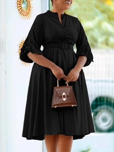 Robe midi noire plissée à manches longues avec col montant et ceinture chic