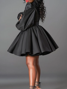 Elegantes schwarzes Kleid mit Puffärmeln und Faltenrock, tailliert geschnitten