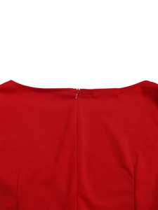 Vue détaillée de la fermeture éclair invisible au dos de la robe moulante rouge élégante