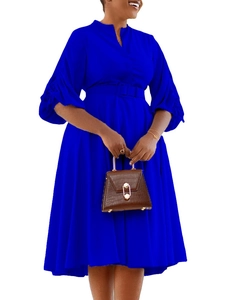 Robe mi-longue évasée bleu roi avec col en V manches bouffantes et ceinture assortie