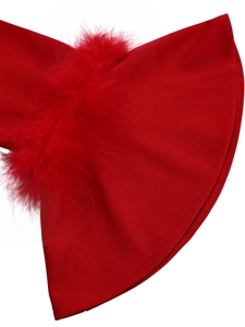 Détail de la manche d'une robe rouge avec bordure en plumes et double couture précise