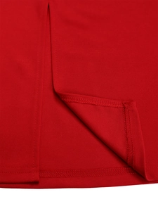 Vue détaillée de la fente latérale de la robe rouge avec surpiqûres doubles sur tissu épais
