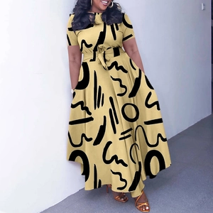 Vue complète d'une robe longue africaine jaune grande taille avec des motifs abstraits noirs
