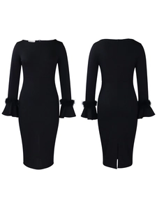 Détail d'une robe noire moulante avec manches cloche en plumes et fente au dos