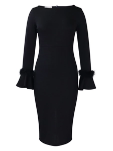 Détail d'une robe noire élégante montrant des manches plume et un décolleté bateau chic