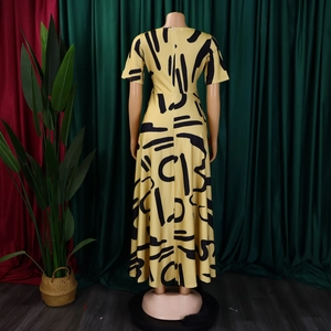 Détail du dos de la robe longue jaune à manches courtes avec imprimé et fermeture éclair