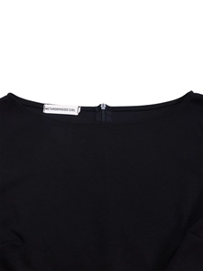 Détail de l'élégant décolleté épaules dénudées et fermeture éclair au dos de la robe noire