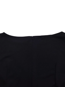 Détail de la fermeture éclair invisible au dos d'une robe crayon noire élégante