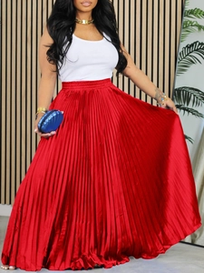 Élégante jupe longue plissée à taille haute en satin rouge brillant avec un large ourlet évasé