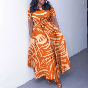 Détail de l'imprimé feuilles orange et du lien à la taille sur cette robe longue grande taille