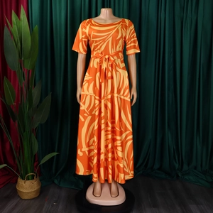 Détails de l'imprimé feuilles tropicales et de la ceinture sur cette robe longue orange