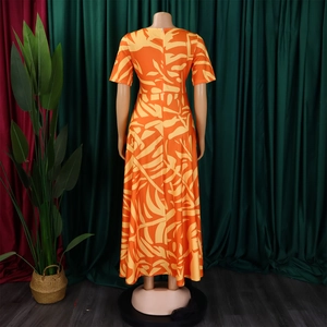 Vue arrière d'une robe longue à grands motifs de feuilles orange et jupe évasée