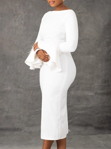 Élégante robe midi blanche à épaules dénudées avec plumes stylées aux poignets