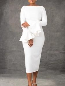 Robe midi moulante blanche élégante avec manches à volants et plumes sophistiquées
