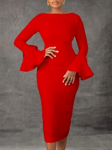 Robe moulante rouge élégante à épaules dénudées avec de larges manches évasées en cloche