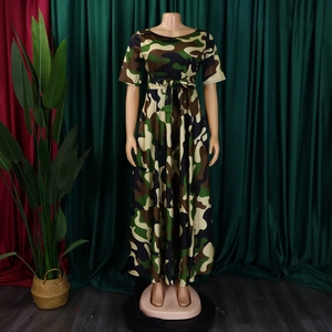 Robe longue camouflage à manches courtes avec ceinture à nouer et jupe ample fluide