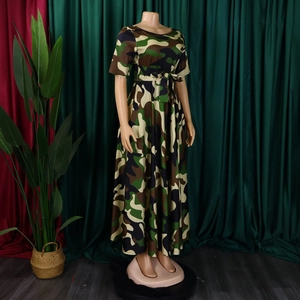 Détail d'une robe longue à imprimé camouflage avec ceinture et tissu élastique doux sur mannequin