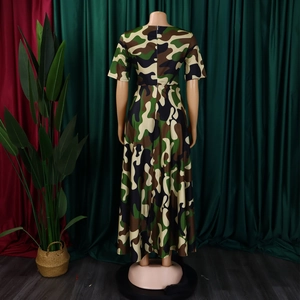 Vue détaillée d'une robe longue camouflage africaine grande taille avec fermeture éclair