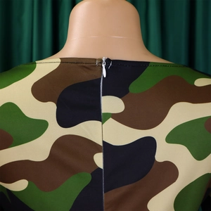 Gros plan sur la fermeture éclair invisible au dos de cette robe tendance à motif camouflage