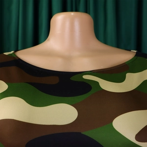 Détail du col rond et de l'imprimé camouflage jungle sur le haut en maille extensible