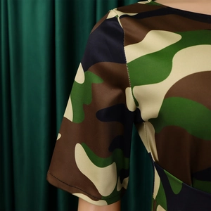 Détail de la robe à imprimé camouflage avec manches courtes et col rond et coutures soignées
