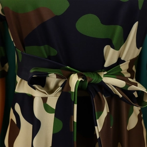 Détail macro de la robe camouflage avec ceinture à nouer sur un tissu lisse et doux