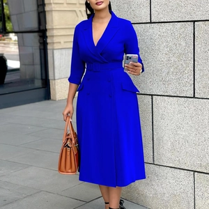 Détails de la robe bleue roi à double boutonnage avec ceinture et col tailleur