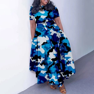Détail de robe maxi camouflage bleu grande taille avec ceinture et coupe trapèze