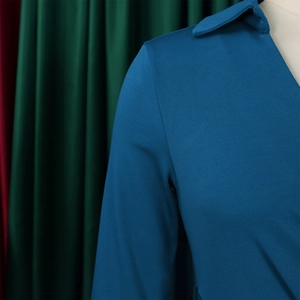 Detail eines dunkelblauen Kleides mit Umlegekragen und feiner Twill-Stoffstruktur